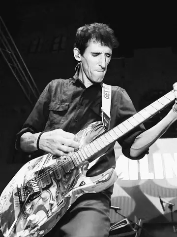 Iñaki Jonás a la guitarra